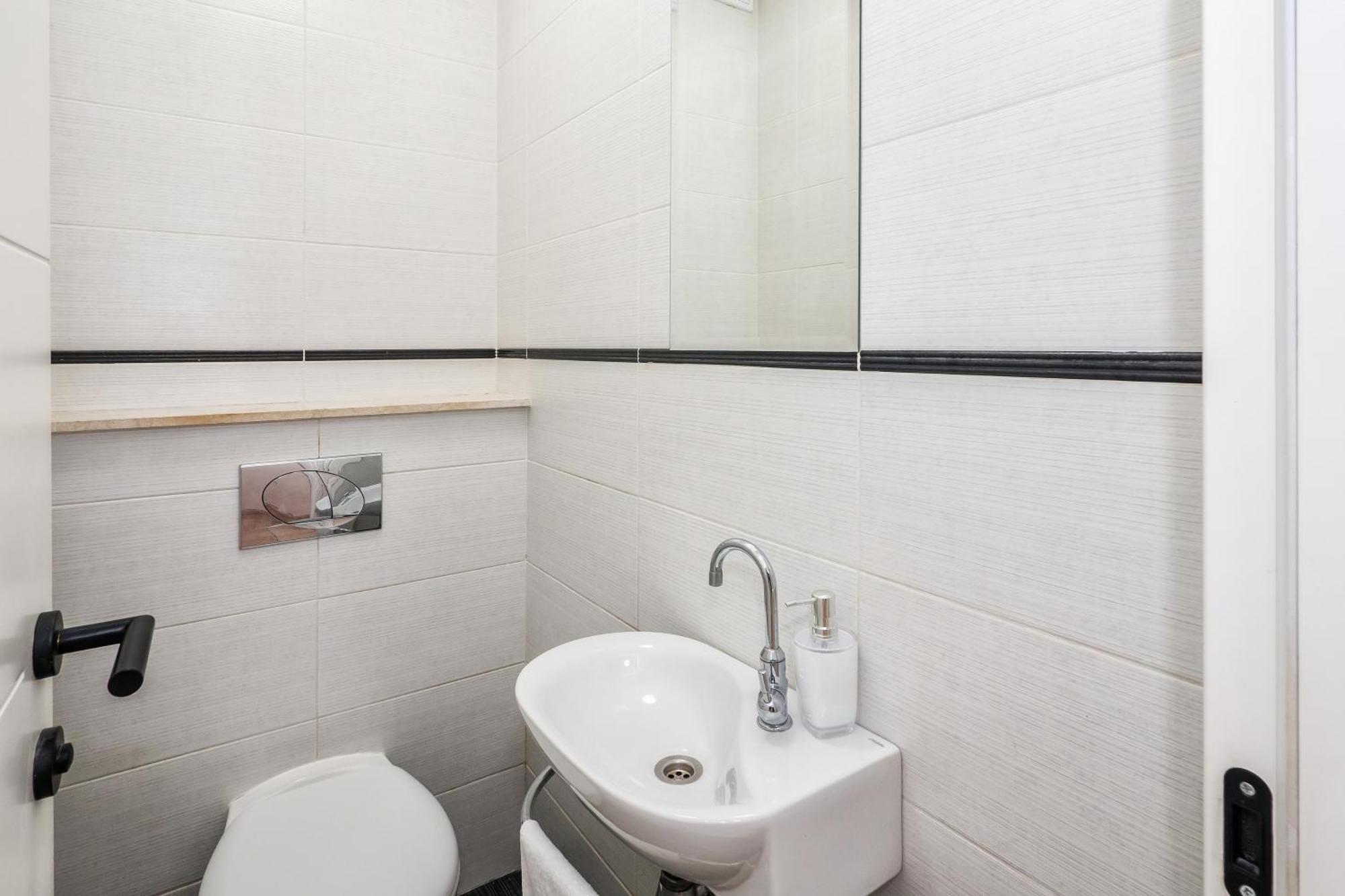 3-Bedroom Sea View Apartment - Balcony, Elevator - Spinut, Split 斯普利特 外观 照片